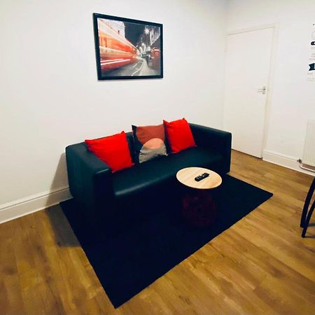 Spacious Four Bedroom Home 3 Bathrooms - Ковентрі Екстер'єр фото