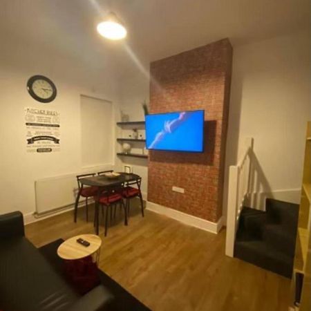 Spacious Four Bedroom Home 3 Bathrooms - Ковентрі Екстер'єр фото