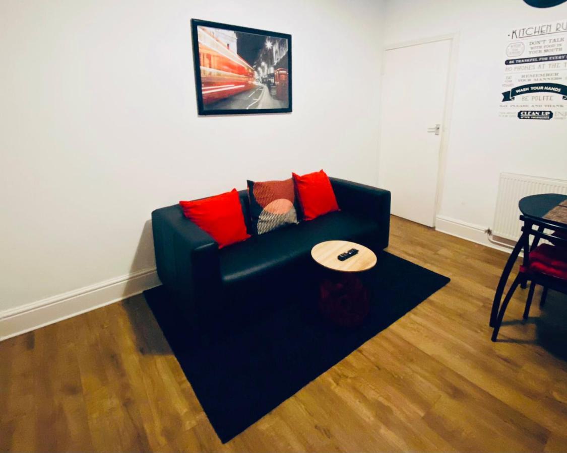 Spacious Four Bedroom Home 3 Bathrooms - Ковентрі Екстер'єр фото