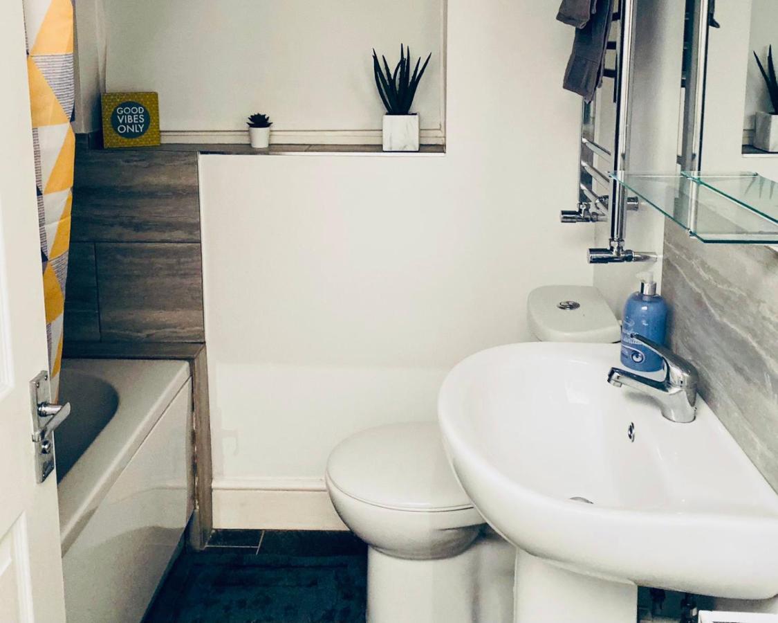 Spacious Four Bedroom Home 3 Bathrooms - Ковентрі Екстер'єр фото