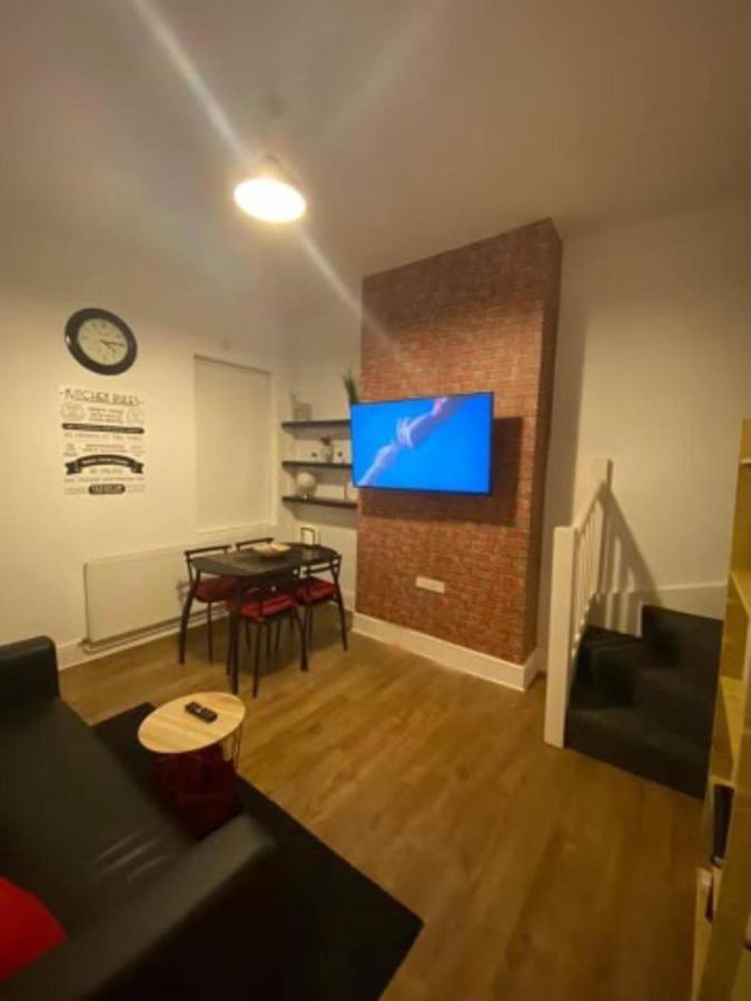 Spacious Four Bedroom Home 3 Bathrooms - Ковентрі Екстер'єр фото