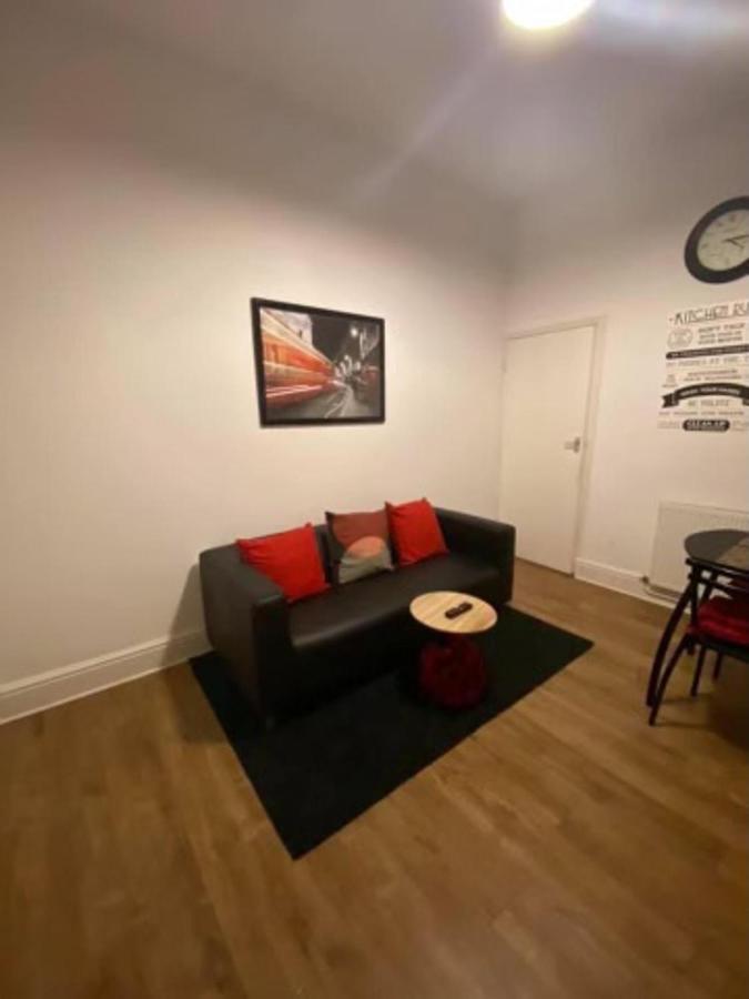 Spacious Four Bedroom Home 3 Bathrooms - Ковентрі Екстер'єр фото